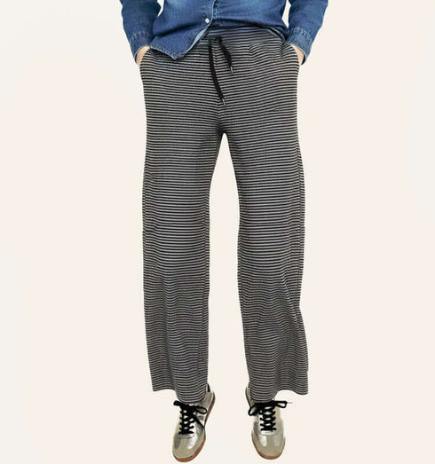 מכנסי כותנה קלילים בגוון שחור עם פסים, נוחים וגומי במותניים עם כיסים יומיומיים.