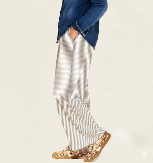 מכנסי כותנה קלילים בגוון לבן עם פסים, גומי במותניים וכיסים, נוחים לכל יום.