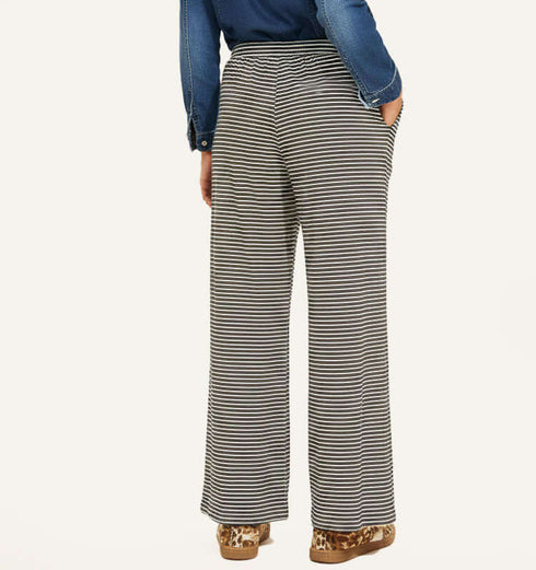 מכנסי כותנה קלילים בגוון אפור עם פסים, גומי במותניים וכיסים, נוחות ואלגנטיות לכל צורות הגוף.