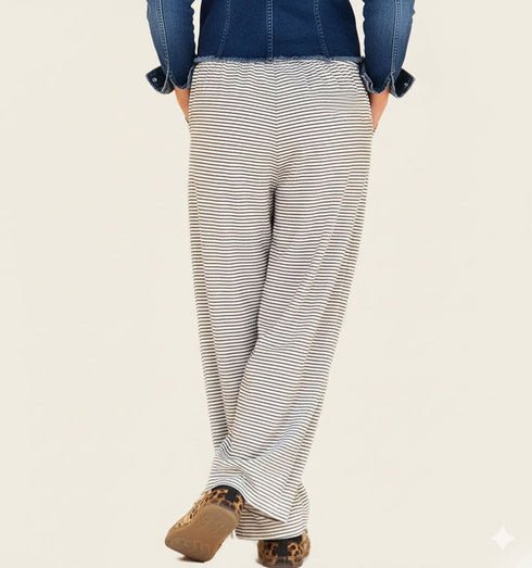 מכנסי כותנה לבנים עם פסים, גומי במותניים וכיסים, נוחים וקלים לשימוש יומיומי.