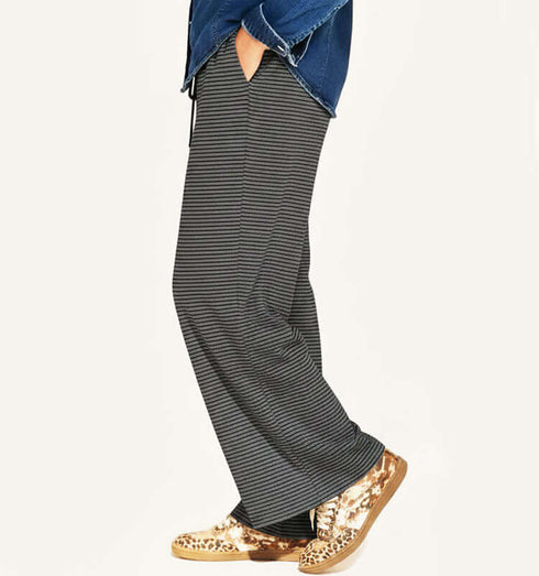 מכנסי כותנה קלילים בגוון שחור עם פסים, גומי במותניים וכיסים, אופנתיים ונוחים.