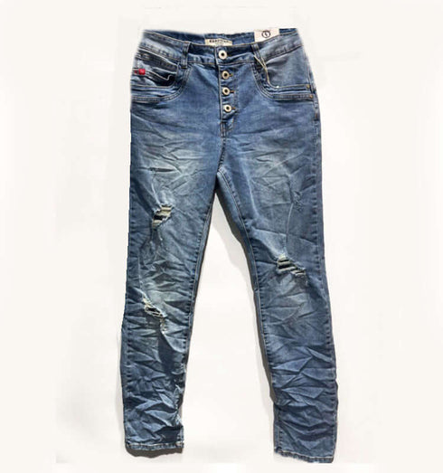 ג'ינס לנשים במידות גדולות עם כפתורים חיצוניים, קל משקל וגמיש, בעיצוב מודרני.