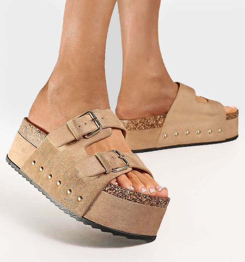 כפכף פלטפורמה בגוון בז' עם אבזמים וניטים כסופים - MIKAI