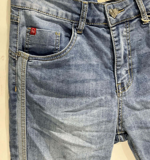 ג'ינס לנשים במידות גדולות - פרטים של ג'ינס קל משקל בגוון כחול עם כיסים.