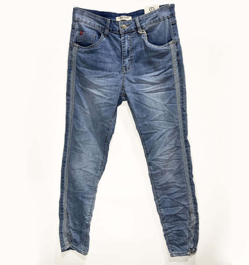 ג'ינס לנשים במידות גדולות, עשוי כותנה איכותית, קל משקל וגמיש, בעיצוב מודרני.