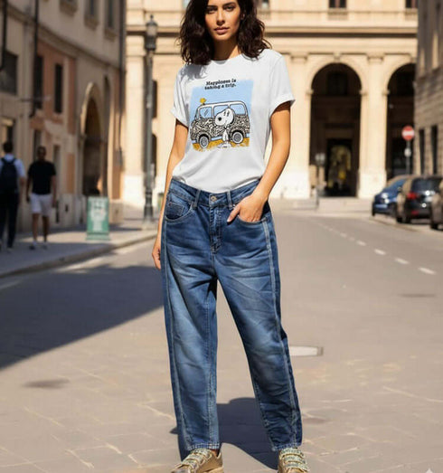 ג'ינס לנשים במידות גדולות, בגובה רחוב, תצוגת אופנה עם חולצת טי דינמית.