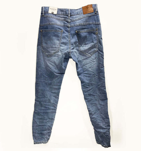 ג'ינס לנשים במידות גדולות בצבע כחול בהיר, עשוי כותנה רכה, קל משקל וגמיש, עם חוטים מחטבים.