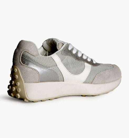 סניקרס ריצה קורינה בגווני אפור לבן כסף, עם סוליה לבנה ועיצוב מודרני. מושלמות לנוחות יומיומית.