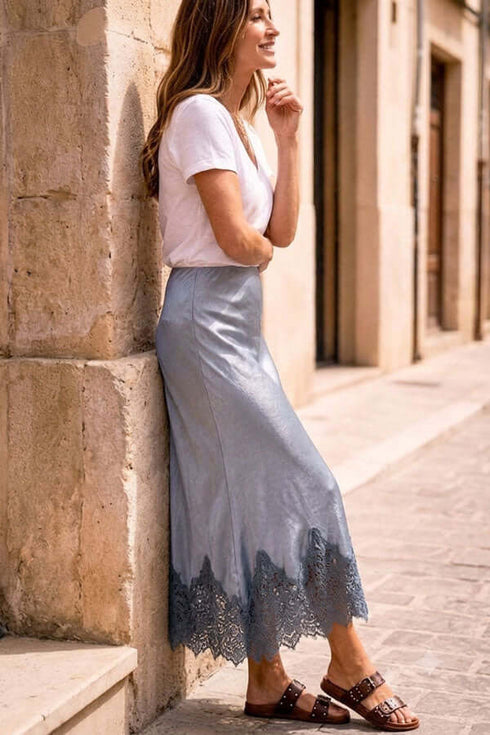 חצאית סאטן תכלת ארוכה עם לייקרה ותחרה בשוליה, בסגנון רומנטי ונוח.