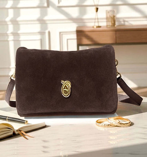 תיק צד שלושה תאים מעור ז'אמש בגוון חום שוקולד, עם רצועות, מודרני ואיכותי.