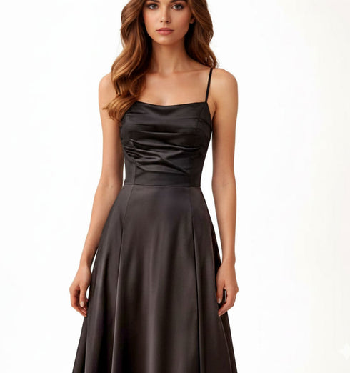 שמלה שחורה לאירוע מבד סאטן מובחר, עם שסע עיצוב איטלקי.