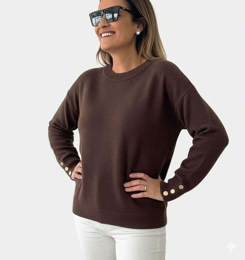 סריג דק במרקם קטיפתי בגוון חום, נעלי הלבשה עם כפתורים, לוק יומיומי אלגנטי.