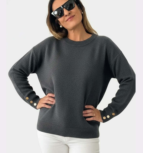 סריג דק במרקם קטיפתי בגוון אפור כהה, מלווה באלמנטים אופנתיים וסטייל יומיומי.