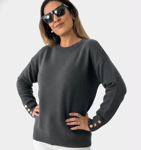 סריג דק במרקם קטיפתי בגוון אפור כהה, צמר וכותנה, מודל עם משקפי שמש.