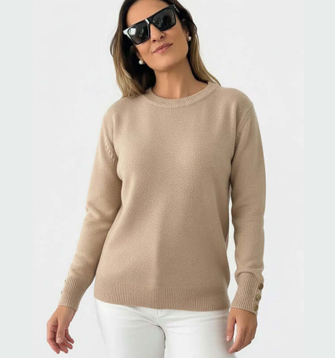 סריג דק במרקם קטיפתי בגוון בז', משולב צמר וכותנה, לוק יומיומי אלגנטי.