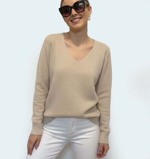 סריג וי דק במרקם קטיפתי בגוון חום בז', משולב צמר וכותנה לנוחות וחמימות.