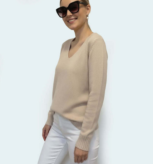 סריג וי דק במרקם קטיפתי בגוון חום בז', בשילוב צמר וכותנה.