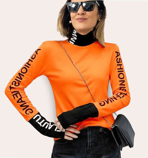 טישרט ארוכת שרוולים בגוון כתום עם שרוולים וצווארון שחורים מודפסים, לוק קיץ מודרני.