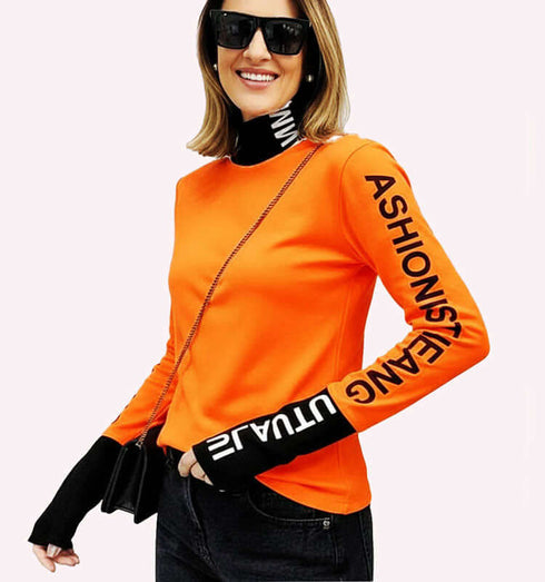 טישרט ארוכת שרוולים בגוון כתום עם שרוולים וצווארון שחורים מודפסים, לוק יומיומי ואופנתי.