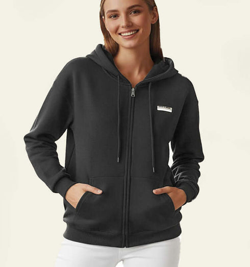 קרדיגן פוטר חתיכי ומפנק בגוון שחור עם כיסים וכובע, מתאים ליום קריר.