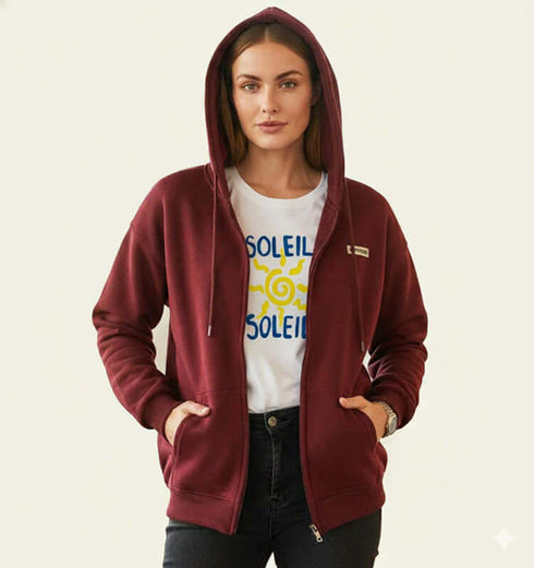 קרדיגן פוטר חתיכי ומפנק בגוון בורדו עם כיסים וכובע, לוק אלגנטי ונוח.