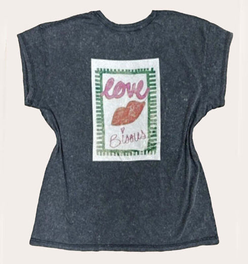 טישרט כותנה בצבע אפור עם צווארון וי הדפס של נשיקות ואהבה מלפנים ומאחור.