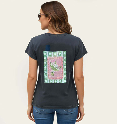 טישרט כותנה בצבע אפור עם הדפסים מלפנים ובגב, צווארון וי רחב, לוק יומיומי ועדין.