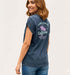 טישרט כותנה בצבעים כחולים עם הדפס קליפורניה בגב, בסגנון קיץ ומראה נינוח.