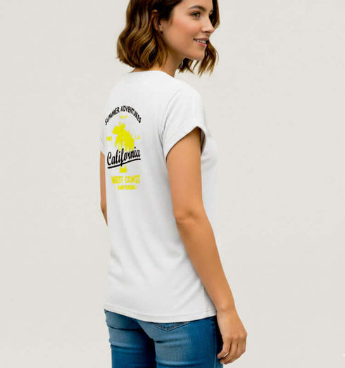 טישרט כותנה צווארון וי רחב בגוון לבן, עם הדפסים מלפנים ובגב