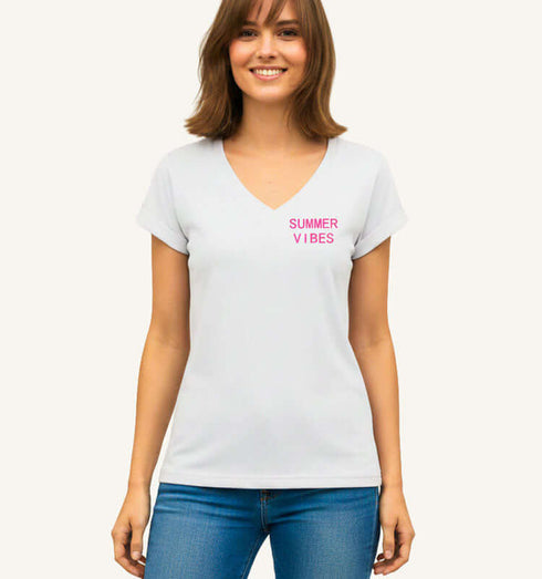 טישרט כותנה צווארון וי רחב בגוון לבן עם הדפס SUMMER VIBES בפנ fronts.