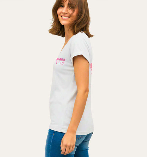 טישרט כותנה צווארון וי רחב בגוון לבן עם הדפסים מלפנים ובגב, בלוק נעים ואופנתי.