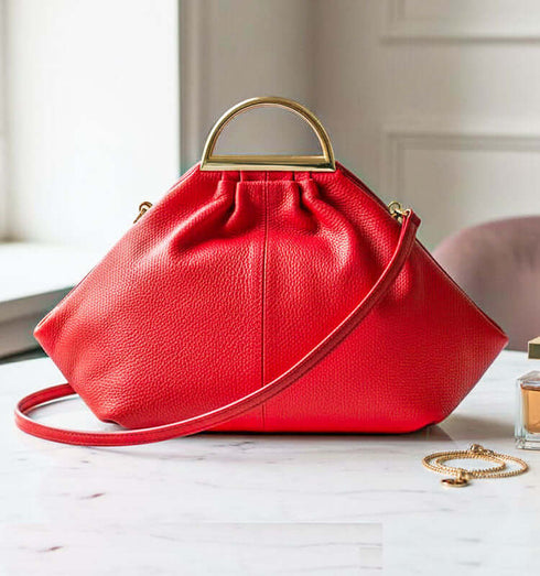 תיק ייחודי מעור איטלקי משובח בגוון אדות, ידיות מוזהבות ורצועה תואמת