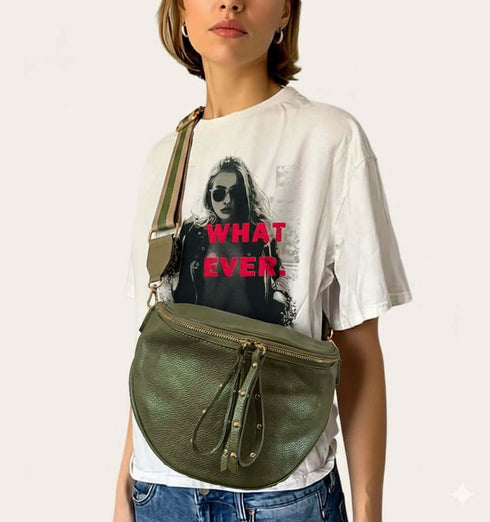 פאוץ' עור איטלקי משובח בגוון ירוק כהה בעיצוב אלגנטי, עם רצועה תואמת