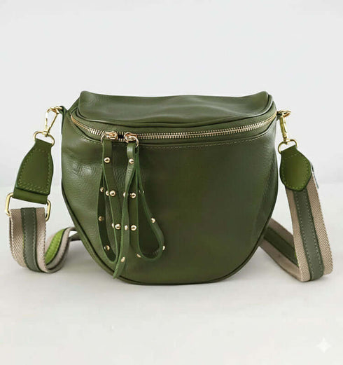 פאוץ' עור איטלקי משובח בגוון ירוק כהה בעיצוב אלגנטי, עם רצועה תואמת