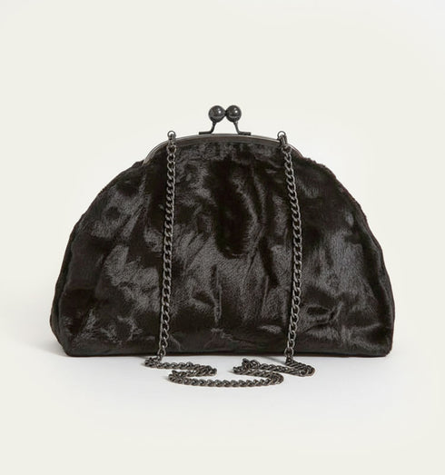 תיק פרוות עורמשובח בגוון שחור, עם סגר מתכת ורצועה כסופים