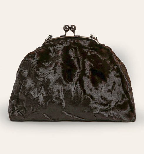 תיק פרוות עורמשובח בגוון שחור, עם סגר מתכת ורצועה כסופים