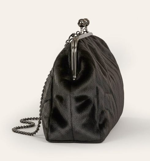 תיק פרוות עורמשובח בגוון שחור, עם סגר מתכת ורצועה כסופים