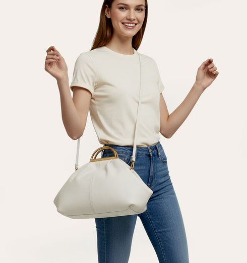 תיק ייחודי מעור איטלקי משובח בגוון לבן, ידיות מוזהבות לתליה על הכתף