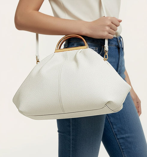 תיק ייחודי מעור איטלקי משובח בגוון לבן, ידיות מוזהבות לתליה על הכתף