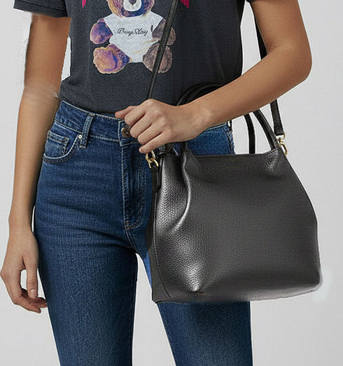 תיק צד איטלקי מעור משובח בגוון שחור עם רצועה תואמת