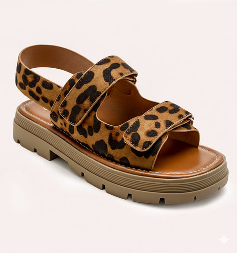 סנדל מנומר עם רצועות סקוץ'להתאמת נוחות ורצועת קרסול תואמת