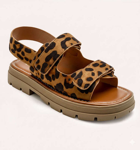 סנדל מנומר עם רצועות סקוץ' וסוליה בגוון חום, רצועת קרסול תואמת לנוחות.