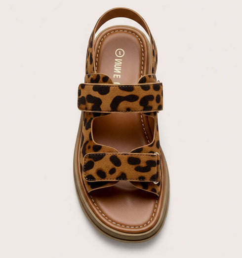 סנדל מנומר עם רצועות סקוץ' ורצועת קרסול תואמת, מעוצב לנוחות ויציבות.