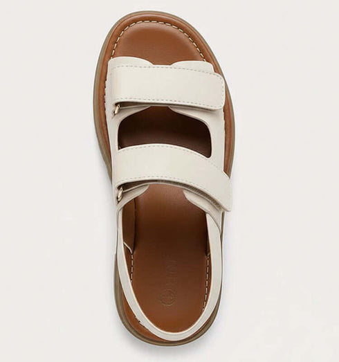 סנדל לבן עם רצועות סקוץ' וסוליה בגוון חום לתמיכה ונוחות.