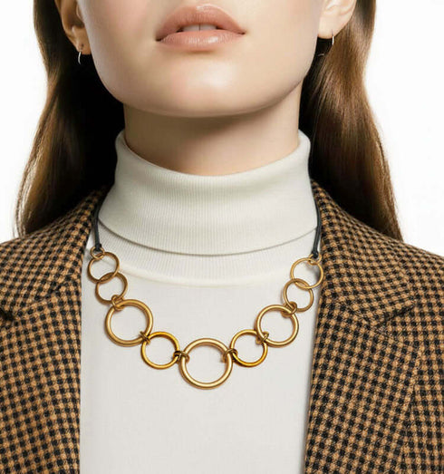 שרשרת טבעות זהב מקושרות בגדלים שונים, עיצוב מודרני ואלגנטי עם טבעות זהב משתלבות.