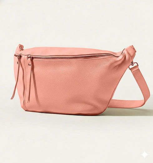 פאוץ' עור איטלקי מובחר בגוון ורוד, עם רצועת עור תואמת