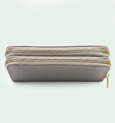 ארנק מעוצב בגוון כסוף ועשיר, עשוי מעור איטלקי איכותי