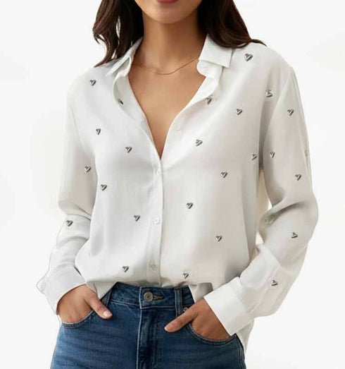 חולצת כותנה לבנה מכופתרת מעוטרת בלבבות כסופים