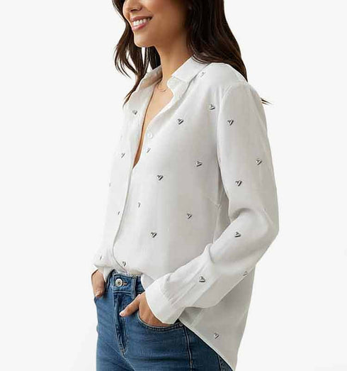 חולצת כותנה לבנה מכופתרת מעוטרת בלבבות כסופים