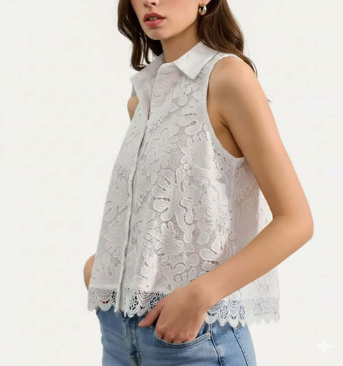 חולצת תחרה מכופתרת לבנה ללא שרוולים, עם בטנה פנימית, קו צוואר עדין, לוק אופנתי.